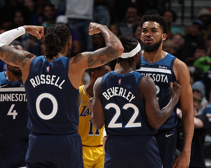 德扑读心术：对手下注时的细微动作暴露了什么？（德州扑克心理洞察：对手下注瞬间的肢体语言传递了哪些信号？）