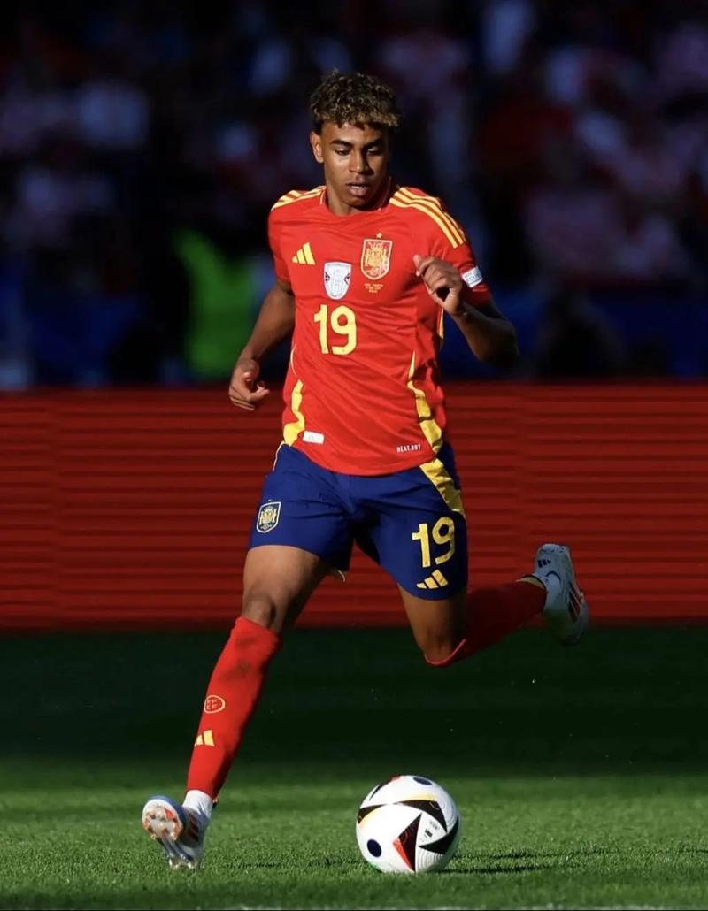 欧冠附加赛占先机！尤文2-1埃因霍温 麦肯尼破门姆班古拉替补制胜